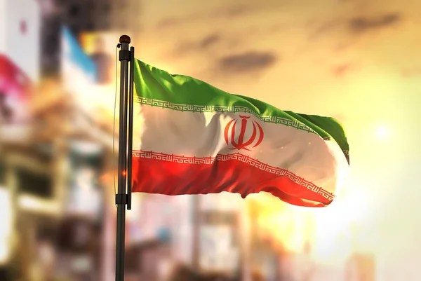 Флаг Ирана на фоне размытого фона на рассвете — стоковое фото