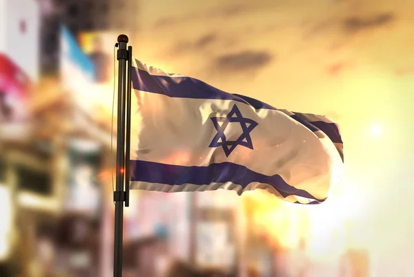 Israel flag vor unscharfem Hintergrund bei Sonnenaufgang backlight — Stockfoto