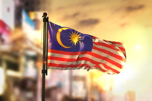 도시에 대 한 말레이시아 국기 일출 Backlig에 배경 흐리게 — 스톡 사진