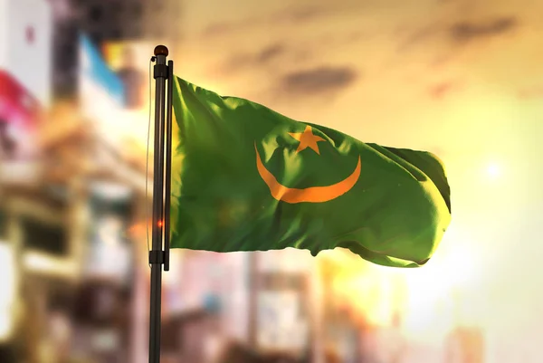 Mauritanie Drapeau contre la ville Fond flou au lever du soleil Backl — Photo