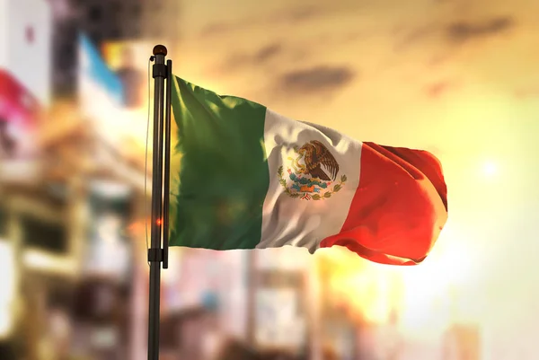 Mexico vlag tegen stad wazig achtergrond bij zonsopgang Backlight — Stockfoto