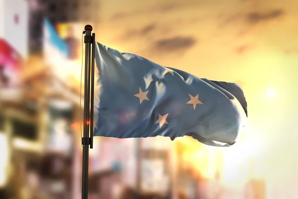 Föderierte Staaten Mikronesien Flagge gegen Stadt verschwommen backgro — Stockfoto