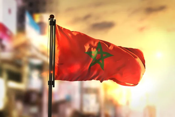 Marocko flaggan mot City suddig bakgrund på Sunrise Backligh — Stockfoto