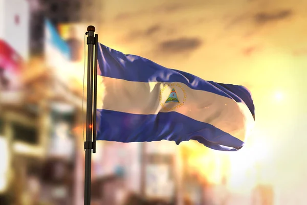 Flaga Nikaragui przeciwko City niewyraźne tło na wschód Backli — Zdjęcie stockowe