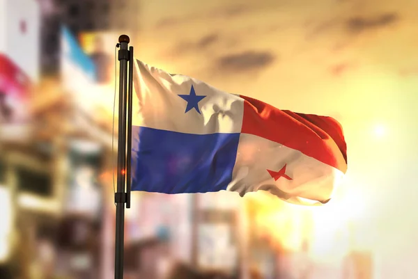 Bandera de Panamá contra ciudad borrosa fondo al amanecer retroiluminación — Foto de Stock