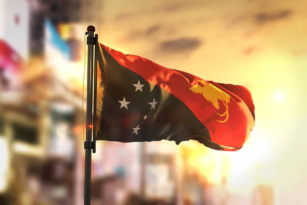 Papua New Guinea Flag Against City Blurred Background At Sunrise — Stock Photo, Image