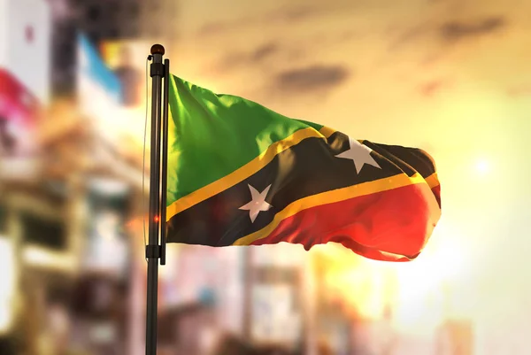 Saint Kitts e Nevis bandiera contro la città sfondo sfocato a Su — Foto Stock