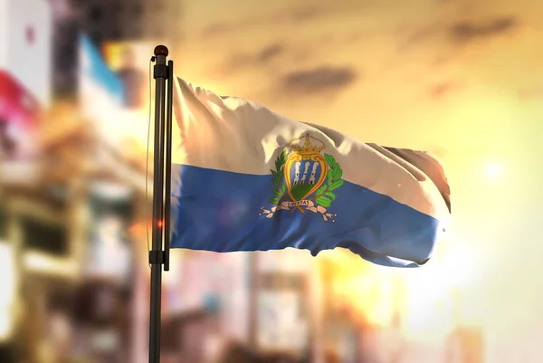 Прапор Сан-Марино проти місто розмитим фоном при сходом сонця Backl — стокове фото