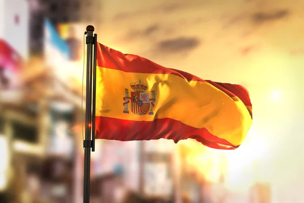 西班牙国旗曼城模糊背景在日出背光 — 图库照片