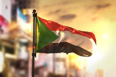Sudan bayrağı City karşı gündoğumu arka arka plan bulanık