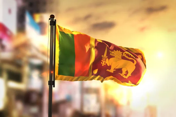 Прапор Шрі-Ланка проти місто розмитим фоном при сходом сонця Backli — стокове фото