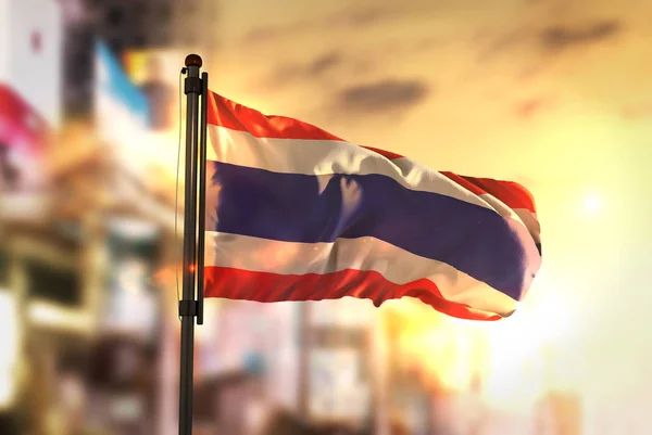 Tailandia bandera contra ciudad borrosa fondo al amanecer Backlig — Foto de Stock