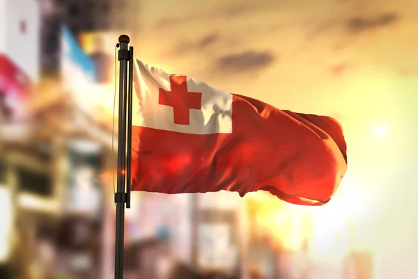 Tonga-Flagge vor verschwommenem Hintergrund bei Sonnenaufgang — Stockfoto