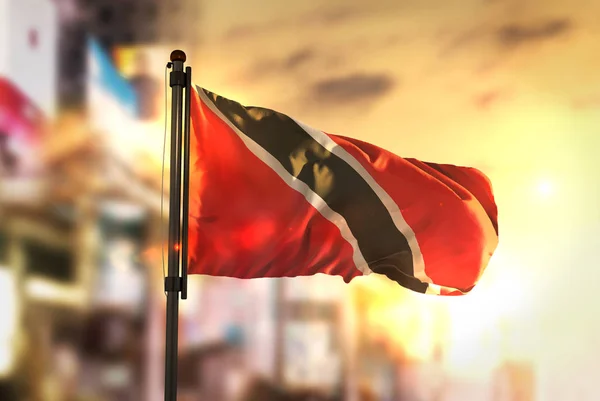 Trinidad e Tobago Bandiera contro la città sfondo sfocato a Sunr — Foto Stock