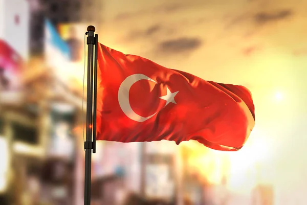Şehir karşı Türkiye'nin bayrak gündoğumu arka arka plan bulanık — Stok fotoğraf