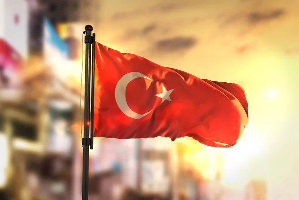 Turquie Drapeau contre la ville Fond flou Au lever du Soleil Rétro-éclairage — Photo