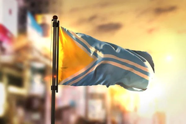 Tuva Flagge gegen Stadt verschwommenen Hintergrund bei Sonnenaufgang Backlight — Stockfoto