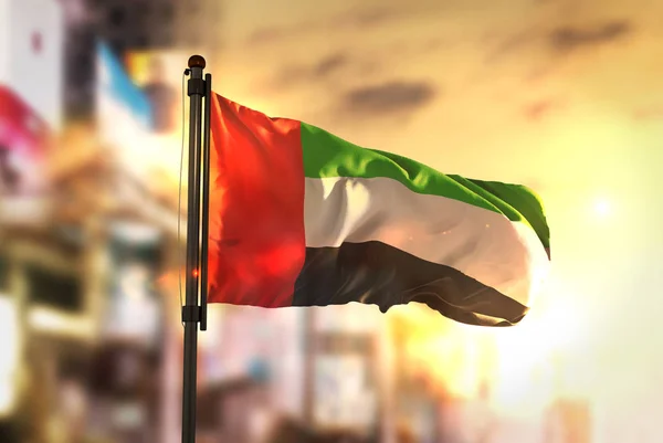 Vlajka Spojených arabských emirátů proti City rozostřené pozadí na slunce — Stock fotografie