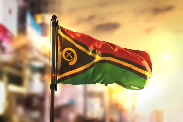 Vlajka Vanuatu proti City rozmazané pozadí v Sunrise Backligh — Stock fotografie