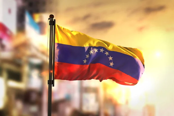 Βενεζουέλα σημαία εναντίον της πόλης θολή φόντο στο Sunrise Backli — Φωτογραφία Αρχείου