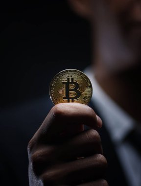 Asya işadamı Bitcoin koyu arka plan Holding