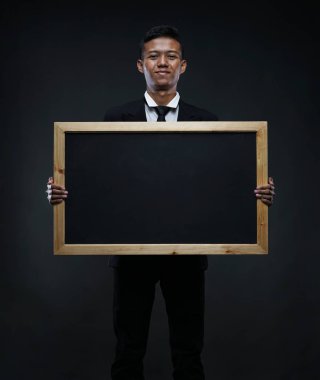 Asya işadamı metin için büyük yazı tahtası yer tutan          