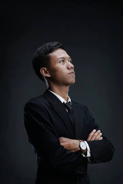 Retrato del empresario asiático con los brazos cruzados mirando hacia arriba —  Fotos de Stock