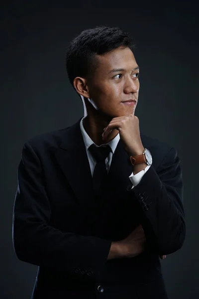 Nachdenklicher asiatischer Geschäftsmann mit der Hand am Kinn — Stockfoto