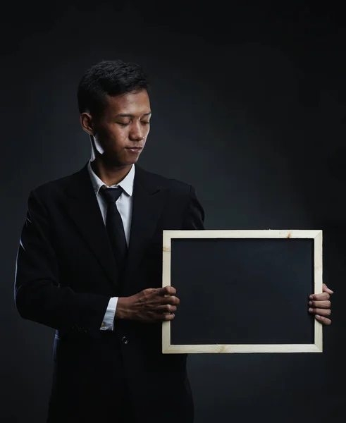 Asiatic Businessman Holding Blackboard Camera Pentru Text — Fotografie, imagine de stoc