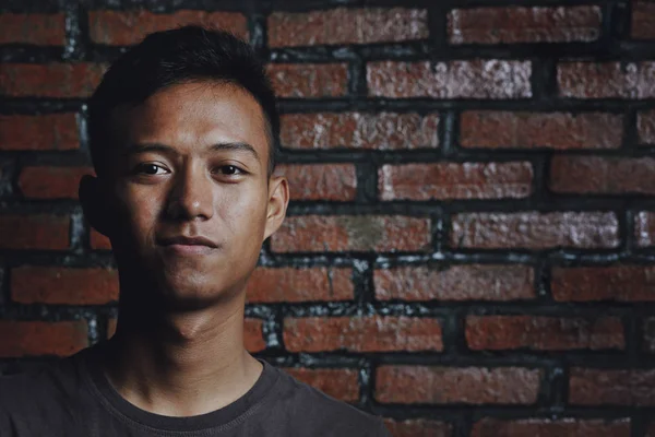 Tutup Asian Man di Brick Wall Background — Stok Foto