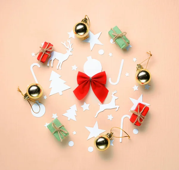 Corte de papel e ornamento de Natal formando círculo em pêssego Bac — Fotografia de Stock