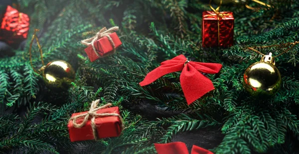 Dekoracje świąteczne na gałęziach drzew iglastych — Zdjęcie stockowe
