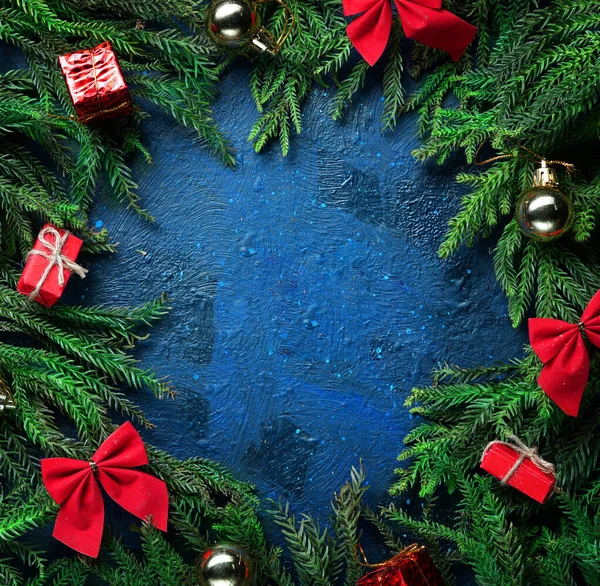 Espaço Copiar. Fundo azul escuro cercado pela árvore de Natal Br — Fotografia de Stock