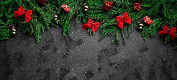 Fundo de Natal Negro. Emoldurado por ramos de árvore de Natal e — Fotografia de Stock