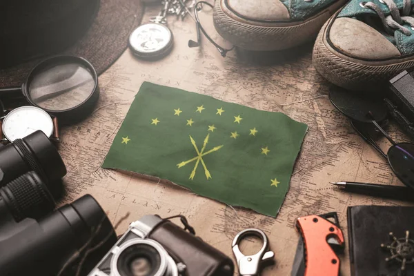 Bandeira de Adygea entre acessórios do viajante no mapa antigo do vintage. T — Fotografia de Stock