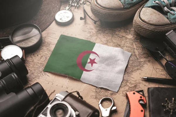 Algérie Drapeau entre les accessoires de voyage sur la vieille carte Vintage . — Photo