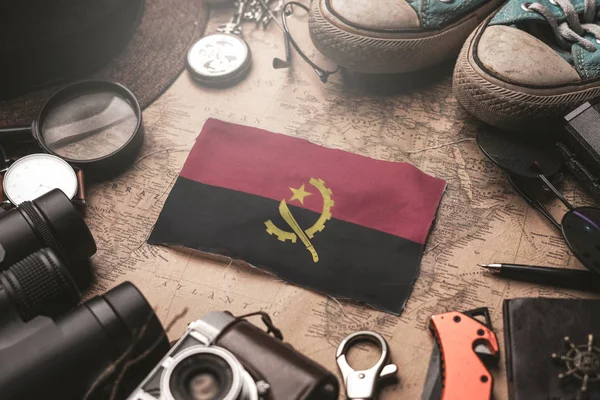 Bandeira de Angola Entre Acessórios do Viajante no Antigo Mapa Vintage. T — Fotografia de Stock