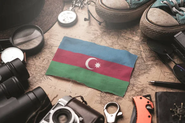 Azerbaïdjan Drapeau entre les accessoires de voyage sur Old Vintage Ma — Photo