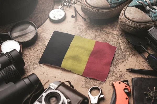 旧地图上旅行者配件之间的比利时国旗. — 图库照片
