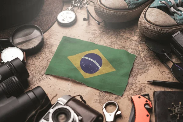 Brezilya Bayrağı Eski Vintage Haritada Gezgin Aksesuarları Arasında. T — Stok fotoğraf
