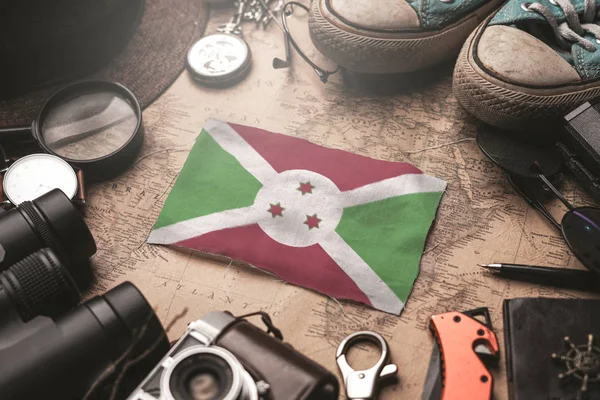 Burundi Drapeau entre les accessoires de voyage sur la vieille carte Vintage . — Photo