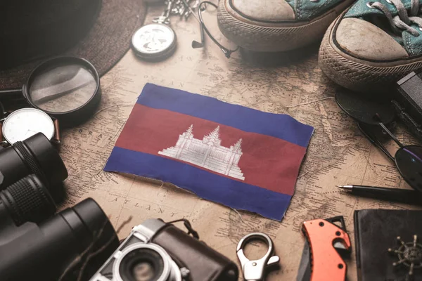 Bandera de Camboya Entre los Accesorios del Viajero en el Viejo Mapa Vintage . — Foto de Stock