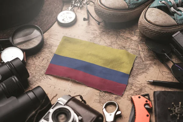 Kolumbia Zászló Utazó kiegészítők között a régi Vintage térképen. — Stock Fotó