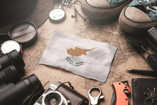 Cipro Bandiera tra gli accessori del viaggiatore sulla vecchia mappa Vintage. T — Foto Stock