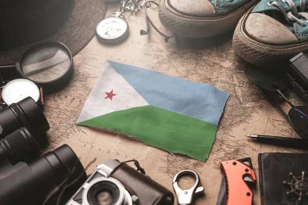 Σημαία Τζιμπουτί Ανάμεσα στα Αξεσουάρ Ταξιδιώτη σε Παλιό Vintage Χάρτη. — Φωτογραφία Αρχείου