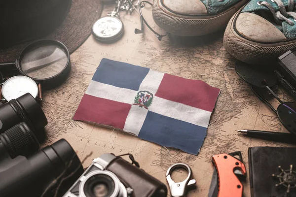 Bandeira da República Dominicana Entre Acessórios do Viajante em Vi Velho — Fotografia de Stock