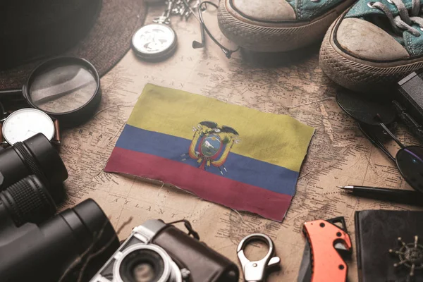 Ecuador zászló között Traveler kiegészítők a régi évjárat térkép. — Stock Fotó