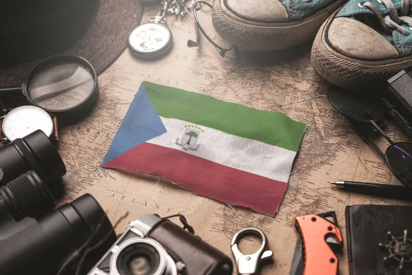 Egyenlítői-Guinea zászló az utazók tartozékai között az Old Vinen — Stock Fotó