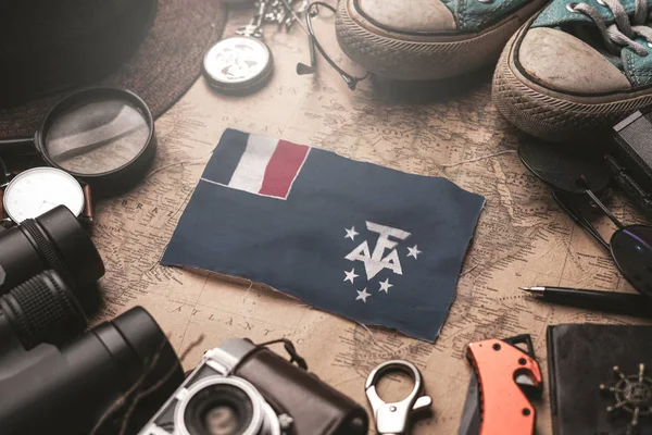 Bandiera meridionale francese tra gli accessori del viaggiatore su Old Vinta — Foto Stock