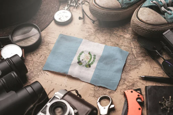 Guatemala Flagga Mellan Resenärens Tillbehör på Gammal Vintage Karta — Stockfoto